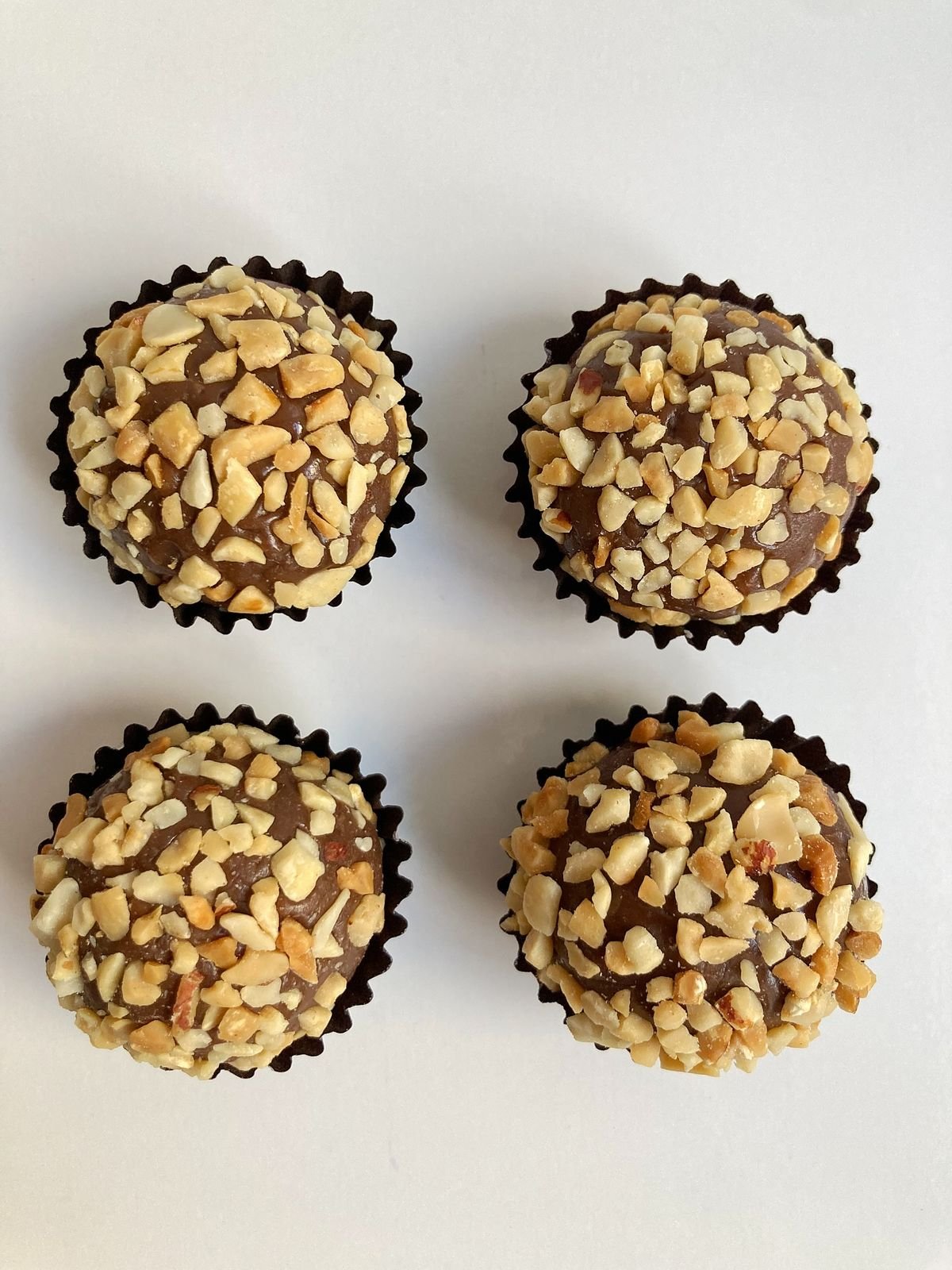 Brigadeiro fit de banana com castanha de caju